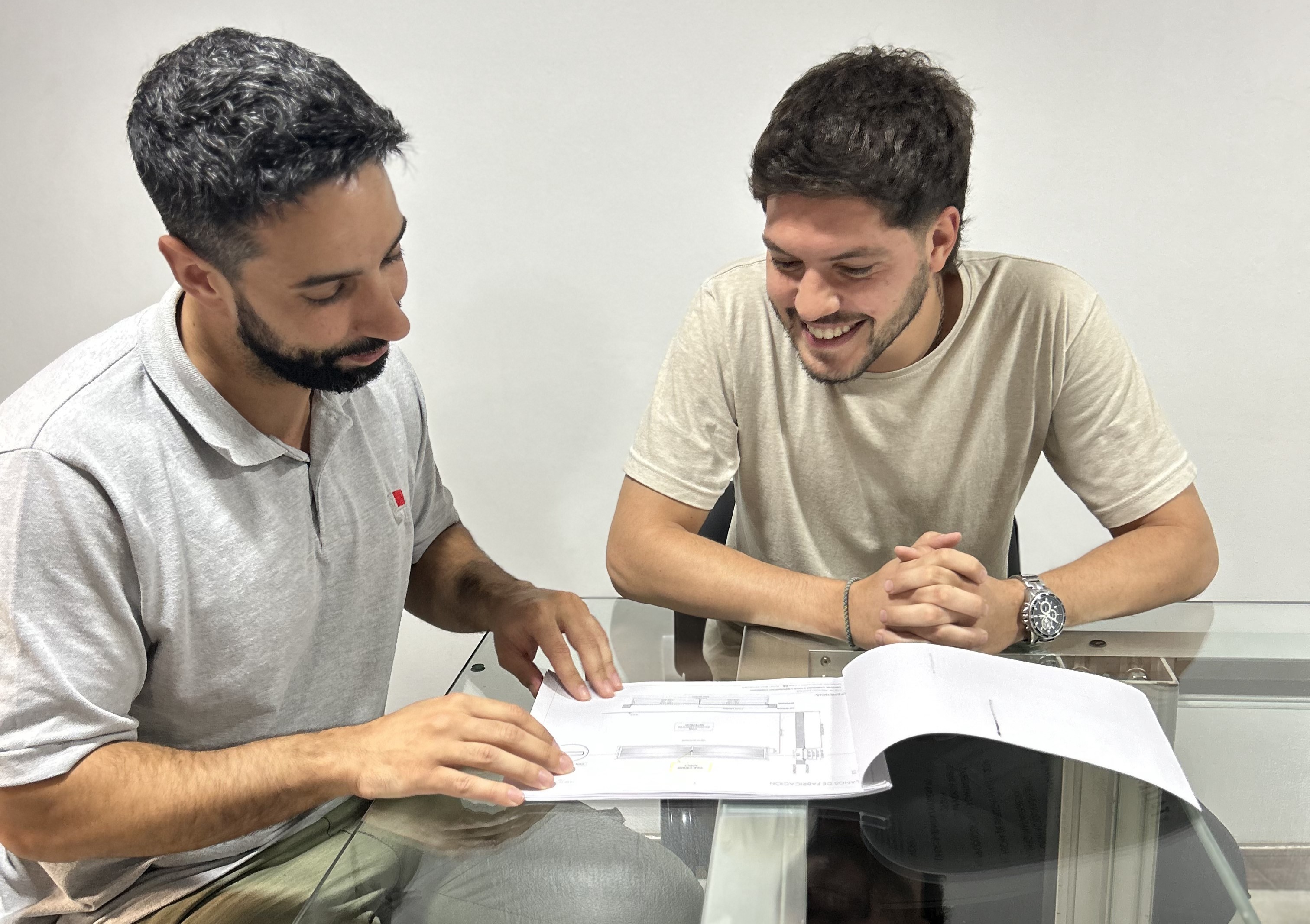 Entrada principal de la oficina con puerta de vidrio