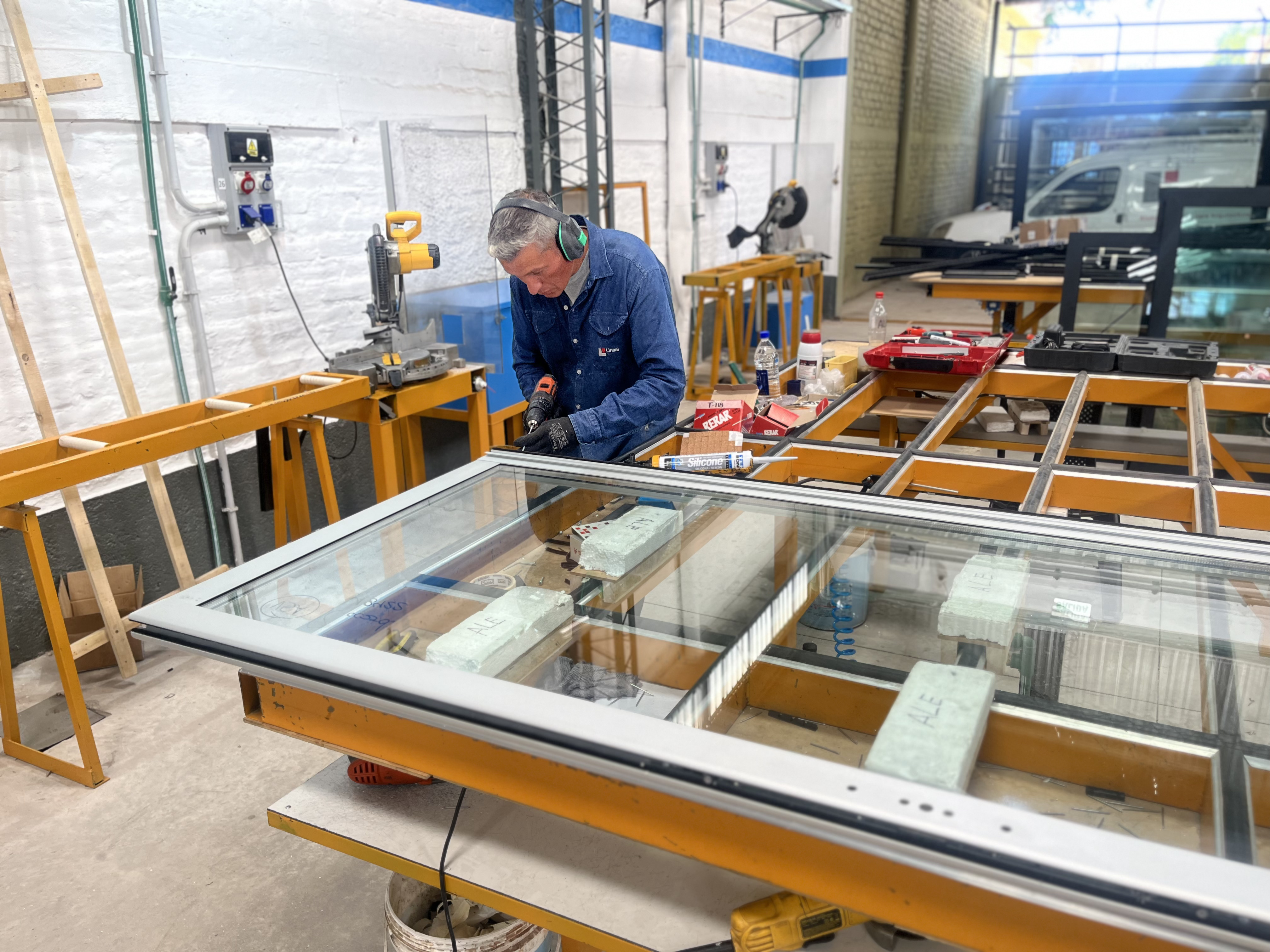 Entrada principal de la oficina con puerta de vidrio