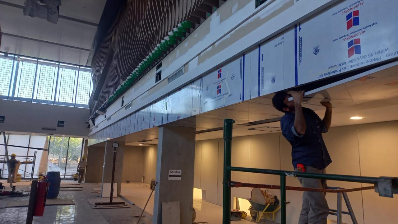 Entrada principal de la oficina con puerta de vidrio