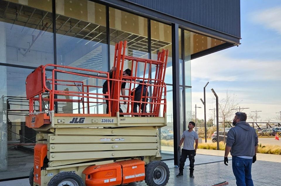 Entrada principal de la oficina con puerta de vidrio